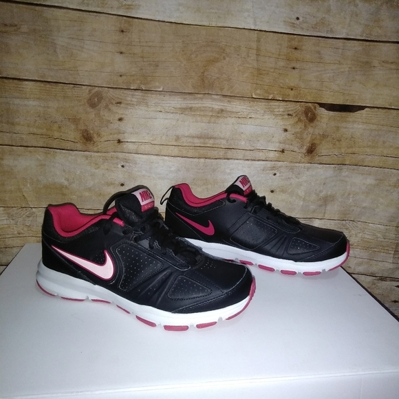 Nike T-Lite XL back and Pink athletic sneaker - Picture 7 of 7